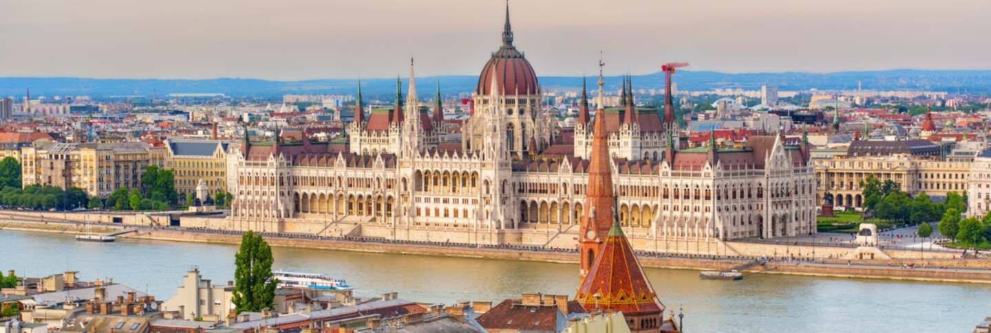 בניין הפרלמנט ההונגרי בבודפשט, לצד נהר הדנובה ונוף עירוני