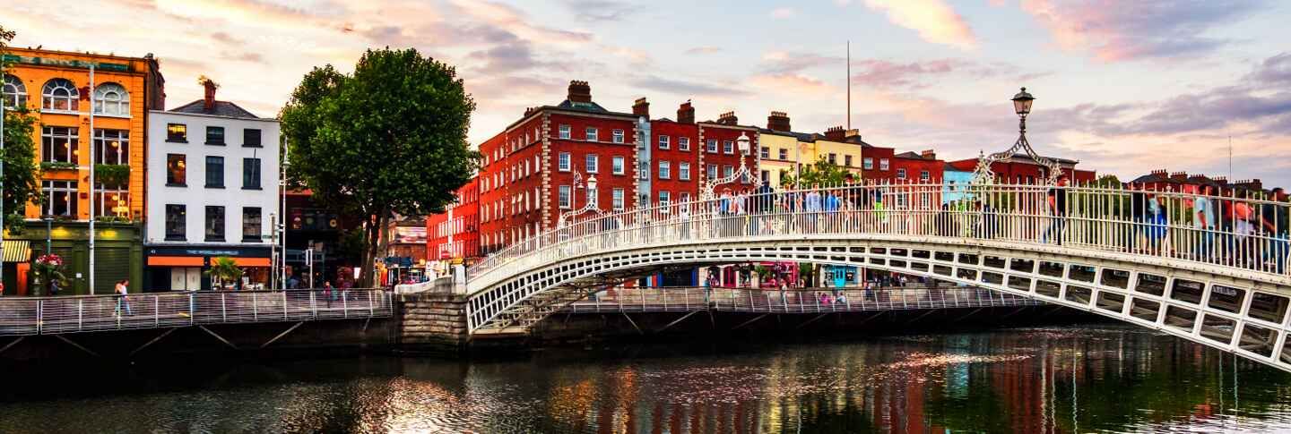 גשר חצי הפני בדבלין מעל נהר ליפי, מוקף בבניינים צבעוניים