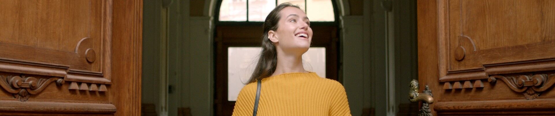 תמונת אישה מחייכת