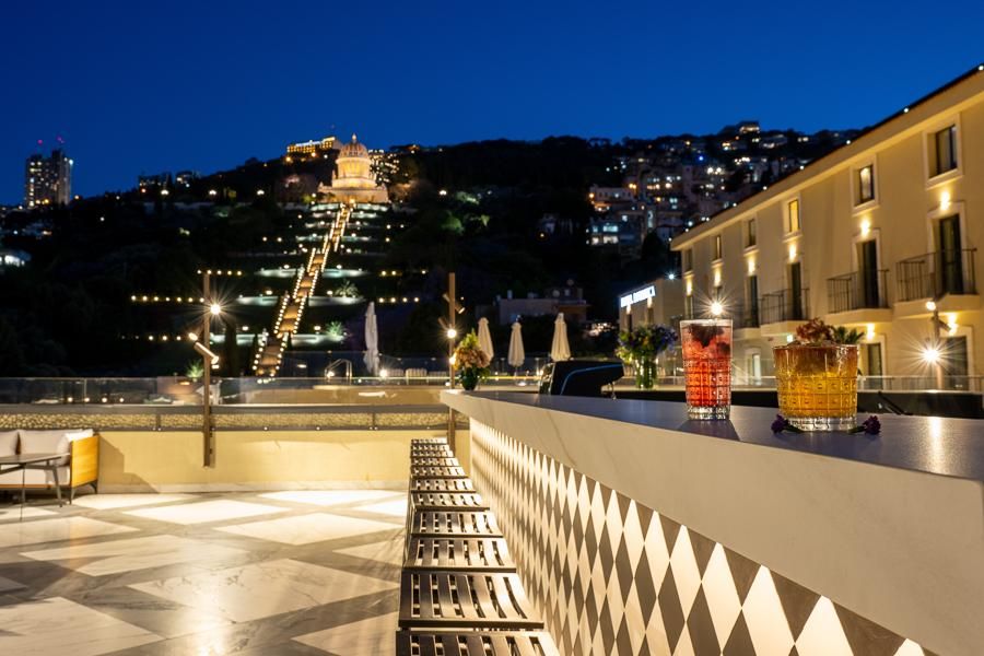 גג המלון עם נוף לגנים הבהאיים