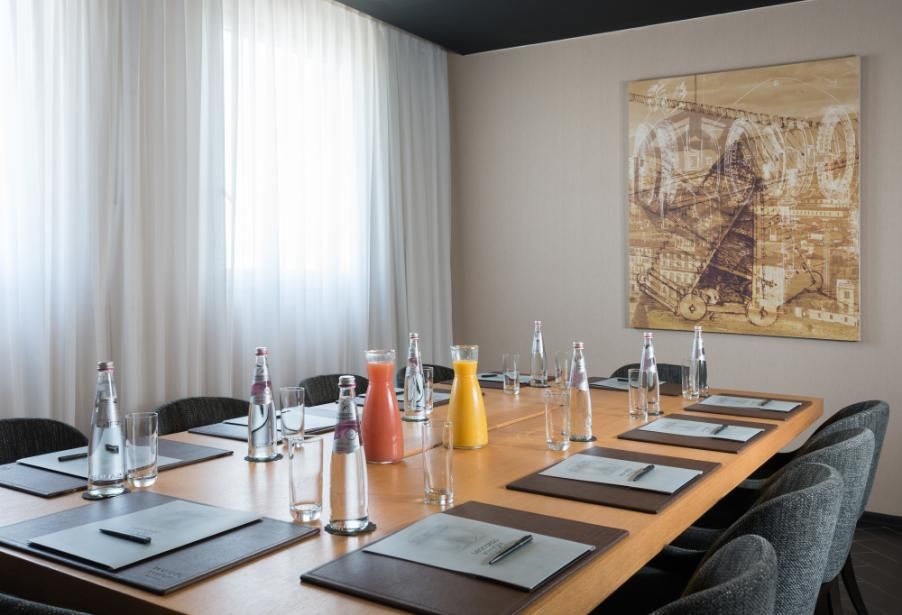 חדר ישיבות מונה ליזה 