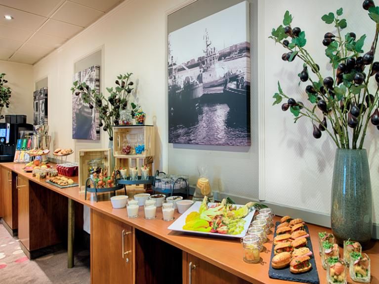 כיבוד חדר ישיבות