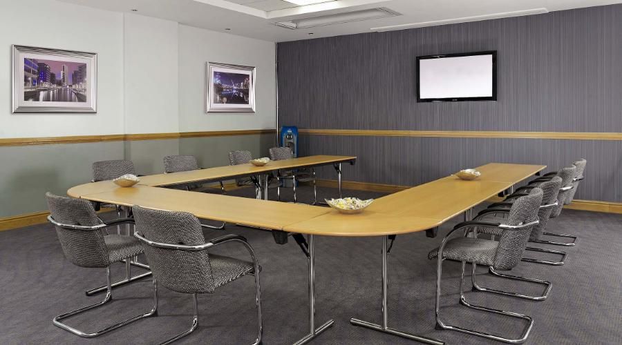 חדר ישיבות במלון