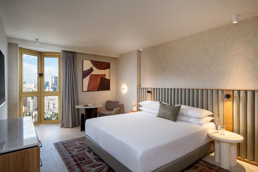 חדר דלקס מחודש פונה לעיר החדשה