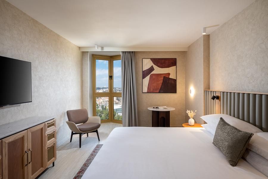 חדר דלקס מחודש פונה לעיר החדשה