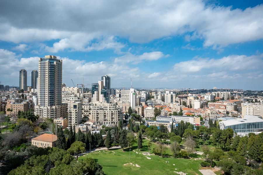 חדר דלקס מחודש פונה לעיר החדשה