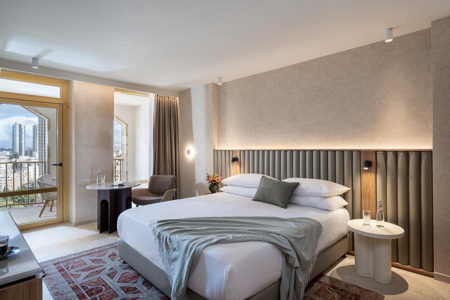 חדר אקזקיוטיב מחודש עם מרפסת נוף לעיר החדשה