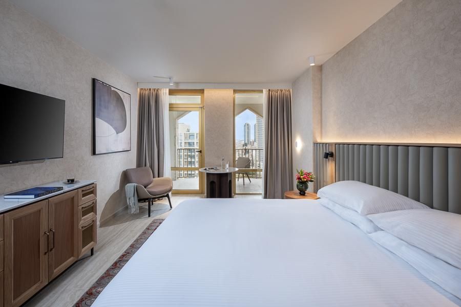 חדר אקזקיוטיב מחודש עם מרפסת נוף לעיר החדשה