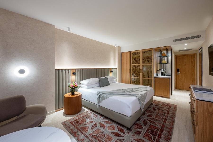 חדר אקזקיוטיב מחודש עם מרפסת נוף לעיר החדשה