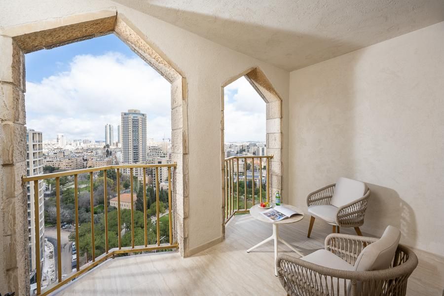 חדר אקזקיוטיב מחודש עם מרפסת נוף לעיר החדשה