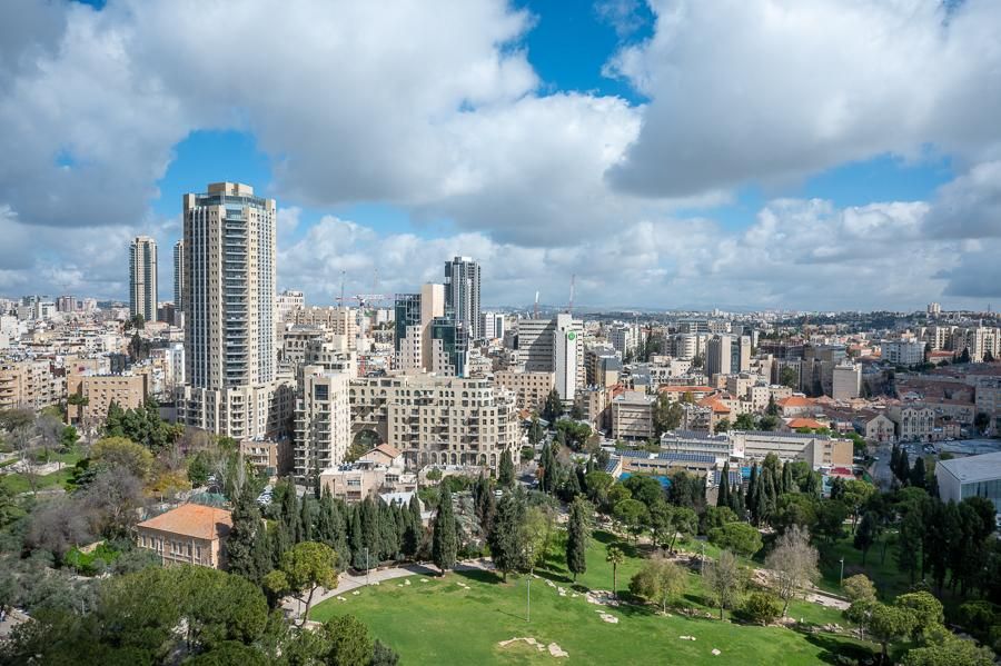 חדר אקזקיוטיב מחודש עם מרפסת נוף לעיר החדשה