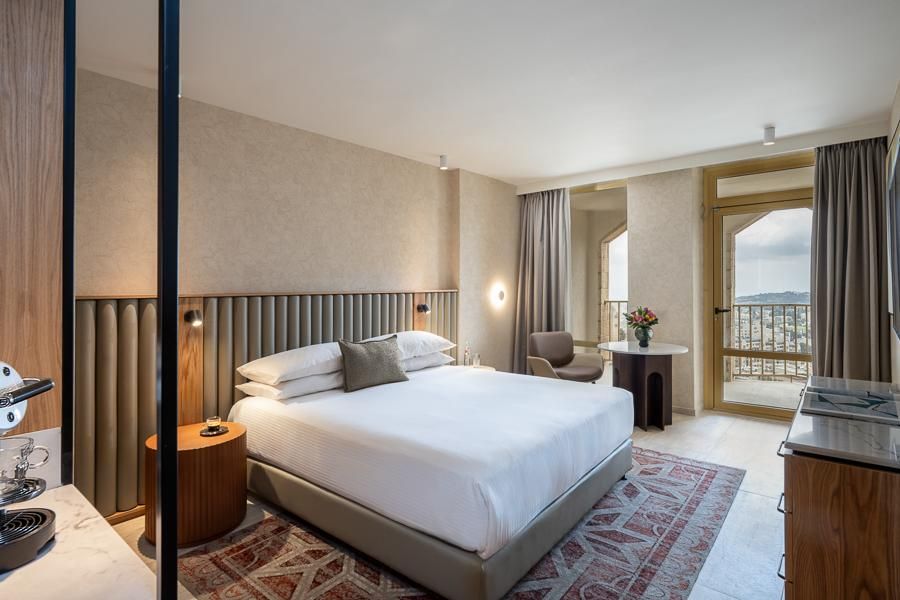 חדר אקזקיוטיב מחודש עם מרפסת נוף לעיר העתיקה