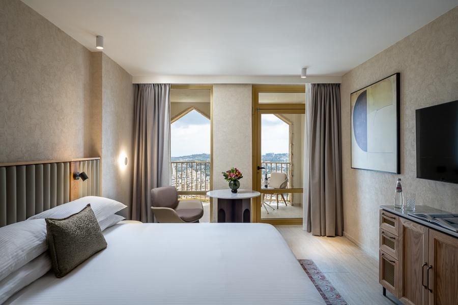 חדר אקזקיוטיב מחודש עם מרפסת נוף לעיר העתיקה