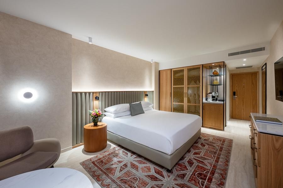 חדר אקזקיוטיב מחודש עם מרפסת נוף לעיר העתיקה