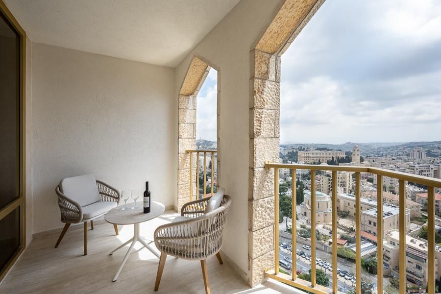 חדר אקזקיוטיב מחודש עם מרפסת נוף לעיר העתיקה