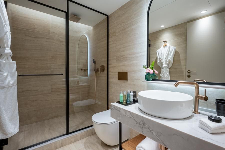 חדר אקזקיוטיב מחודש עם מרפסת נוף לעיר העתיקה