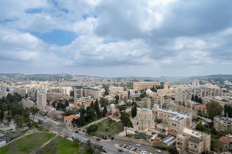 חדר אקזקיוטיב מחודש עם מרפסת נוף לעיר העתיקה