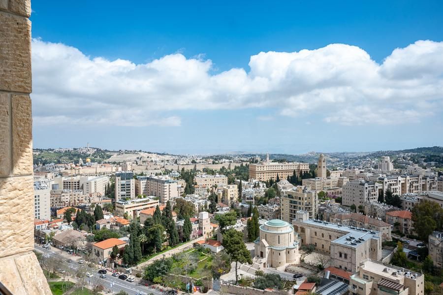 חדר אקזקיוטיב מחודש עם מרפסת נוף לעיר העתיקה