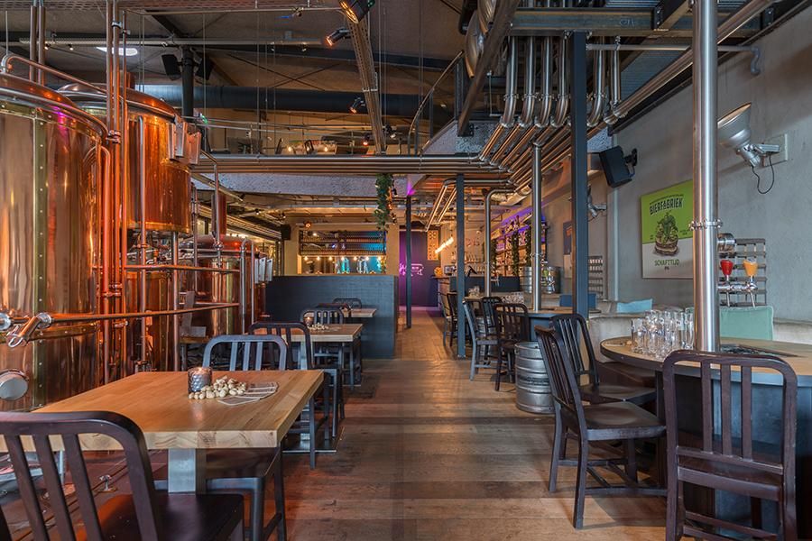 בר מסעדה בלאונרדו אלמרה סנטר עם מבשלת בירה ופריטי עיצוב כפריים