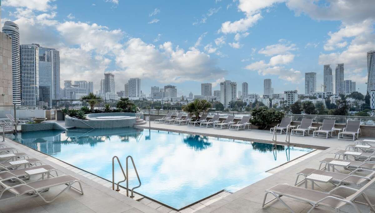 בריכת מלון לאונרדו פלאזה סיטי טאוור