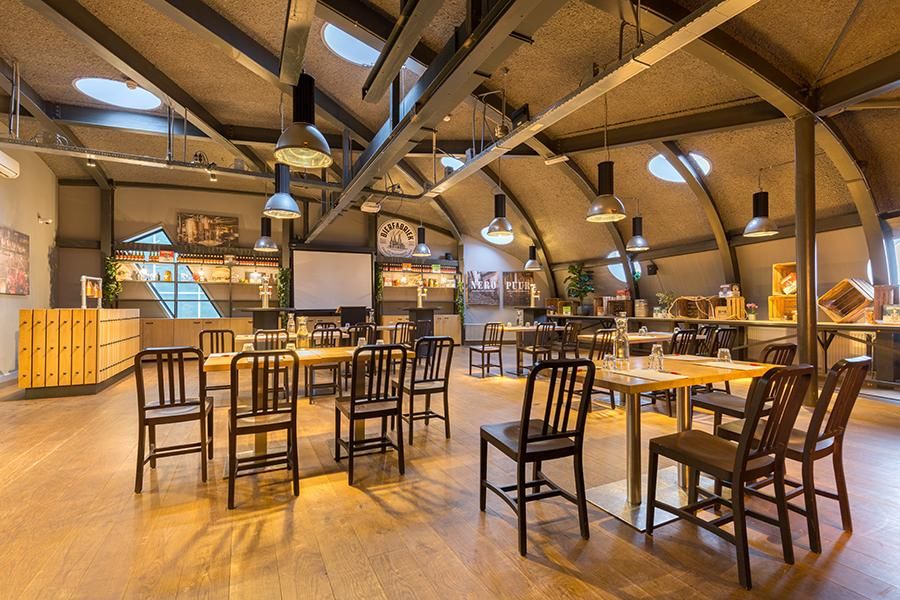 אולם כנסים אלגנטי במלון לאונרדו אלמרה סנטר, עם תקרה גבוהה ועיצוב מודרני לכנסים ואירועים