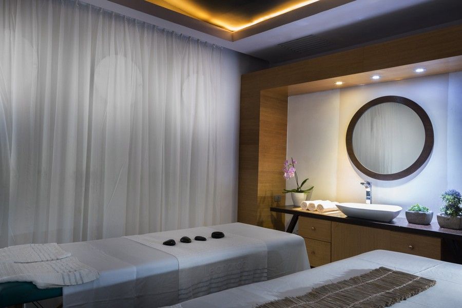 חדר טיפולים בספא מלון לאונרדו ירושלים עם מיטות עיסוי, אבנים חמות ואווירה מרגיעה