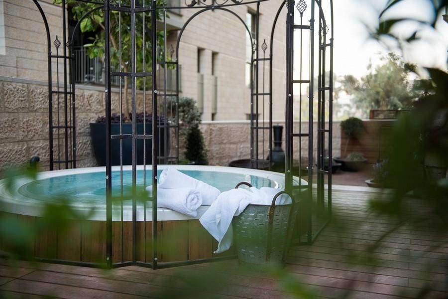 ג'קוזי ופינות שיזוף