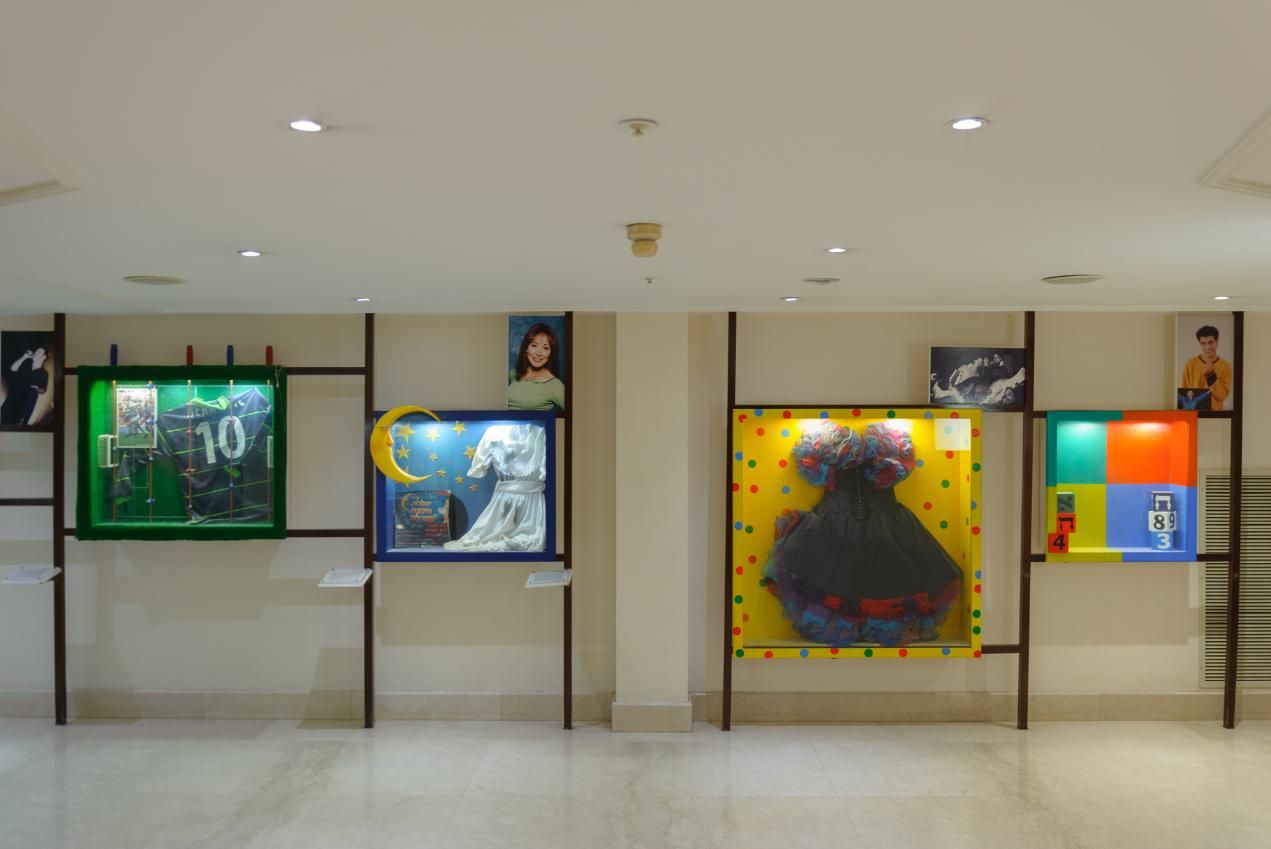 שדרת הכוכבים של המלון יו מג'יק פאלאס אילת  תצוגת תיבות מוארת עם מזכרות אישיות של מפורסמים ישראלים