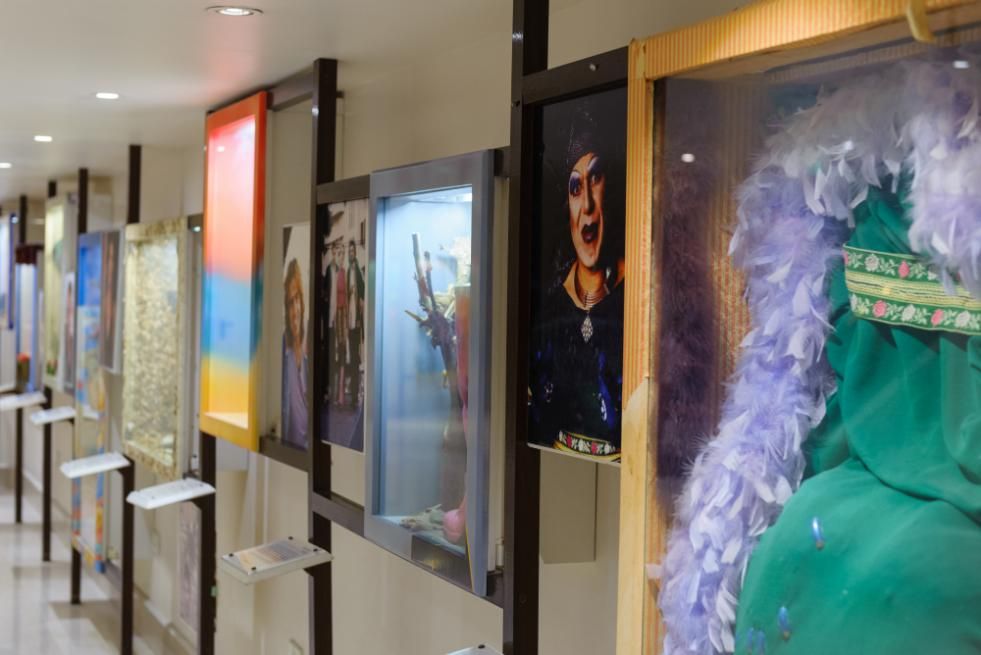 שדרת הכוכבים במלון יו מג'יק פאלאס – מסדרון תצוגה עם קירות מעוצבים המציגים מזכרות, תלבושות ותמונות