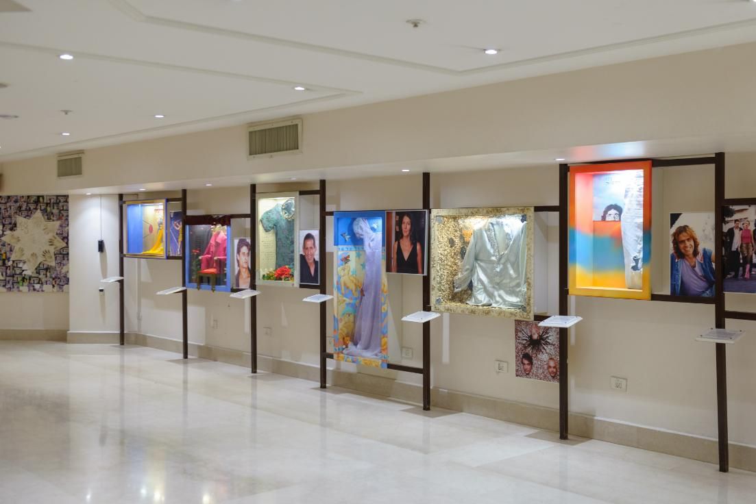 שדרת הכוכבים במלון יו מג'יק פאלאס אילת – קיר תצוגה מעוצב המציג תלבושות, מזכרות ותמונות של כוכבים