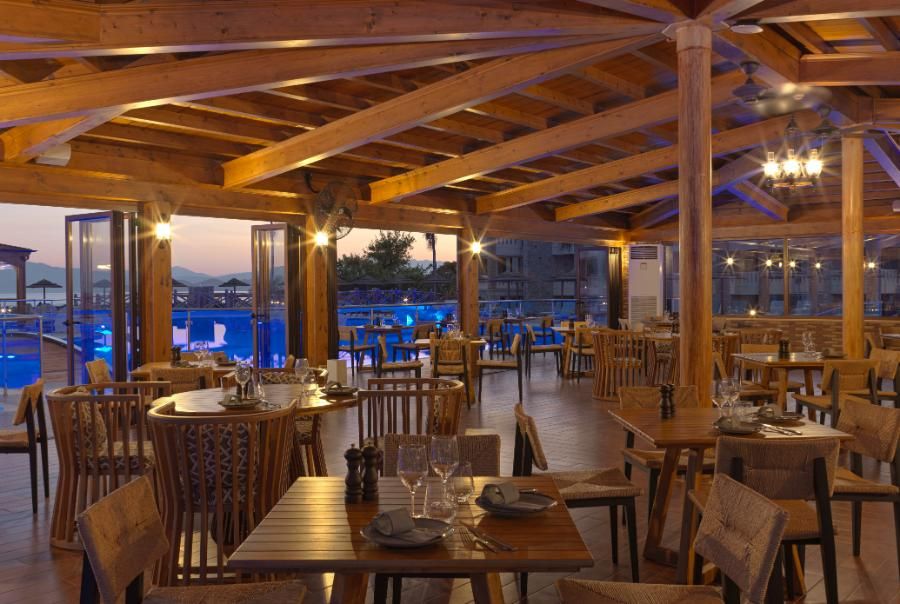 מסעדת בריכה