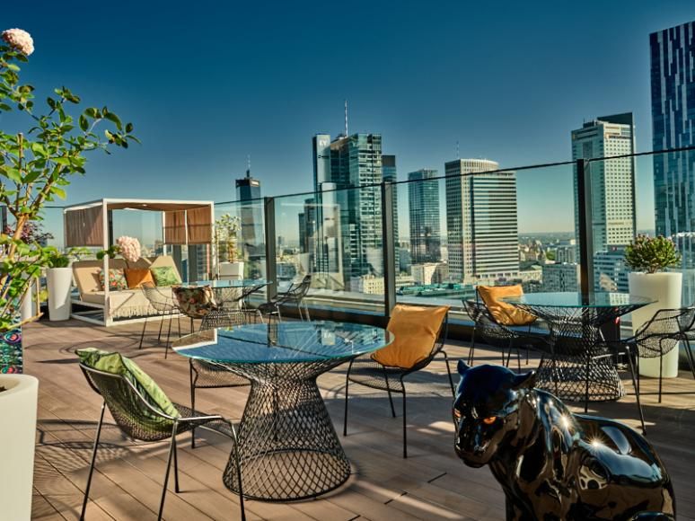 בר על גג המלון Ether