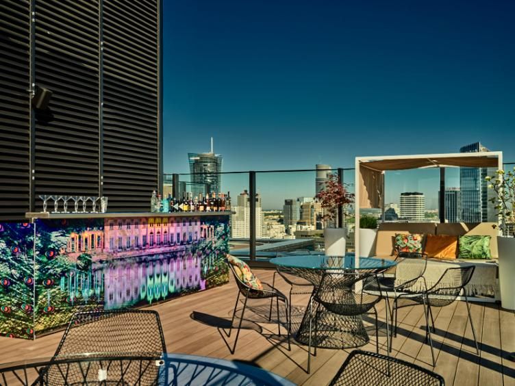 בר על גג המלון Ether