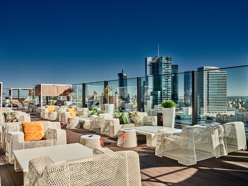 בר על גג המלון Ether