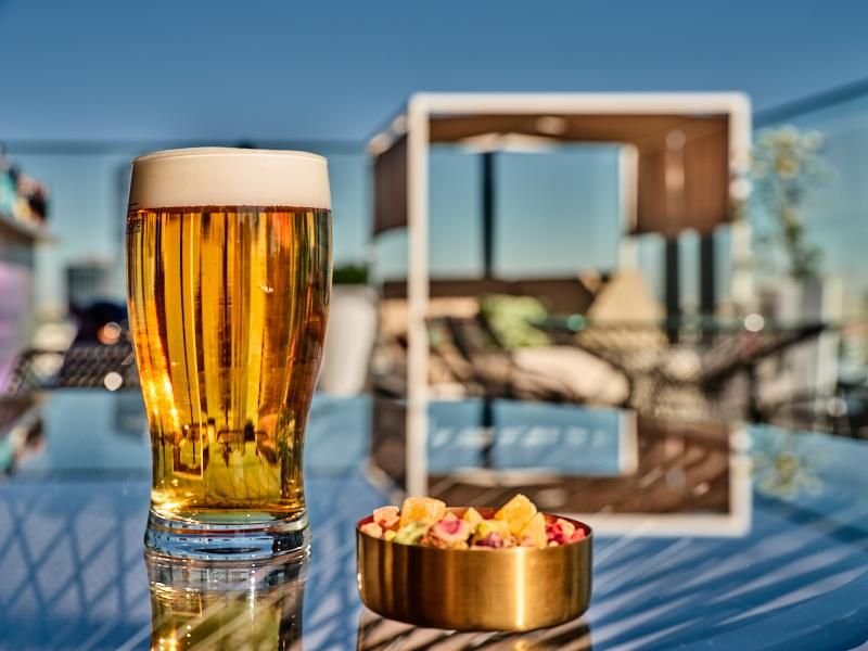 בר על גג המלון Ether