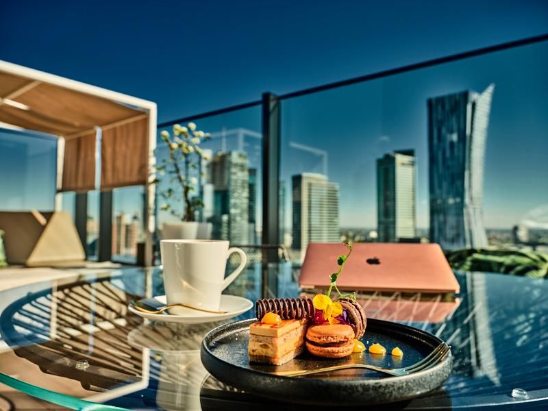 בר על גג המלון Ether