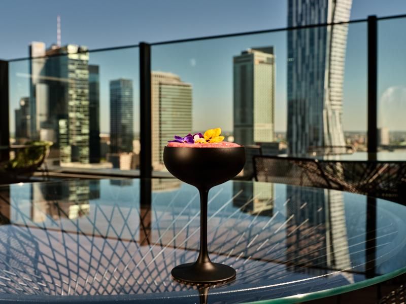 בר על גג המלון Ether