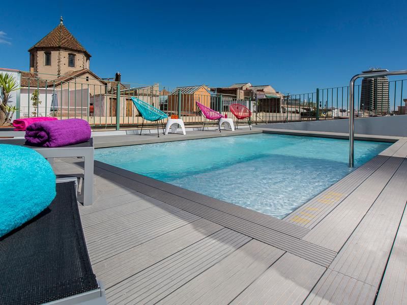 בריכת המלון על הגג