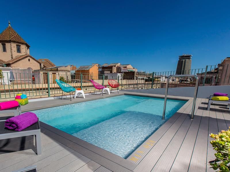 בריכת המלון על הגג