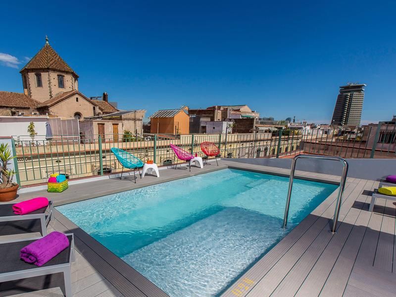 בריכת המלון על הגג