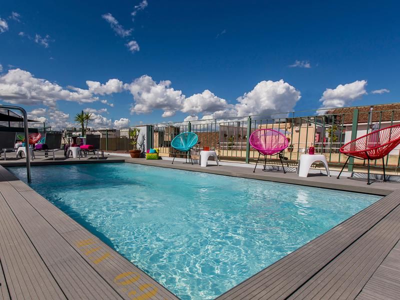 בריכת המלון על הגג