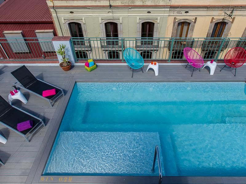 בריכת המלון על הגג