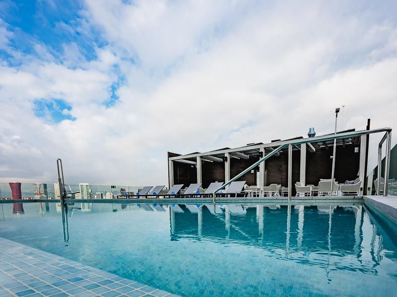 בריכת המלון על הגג