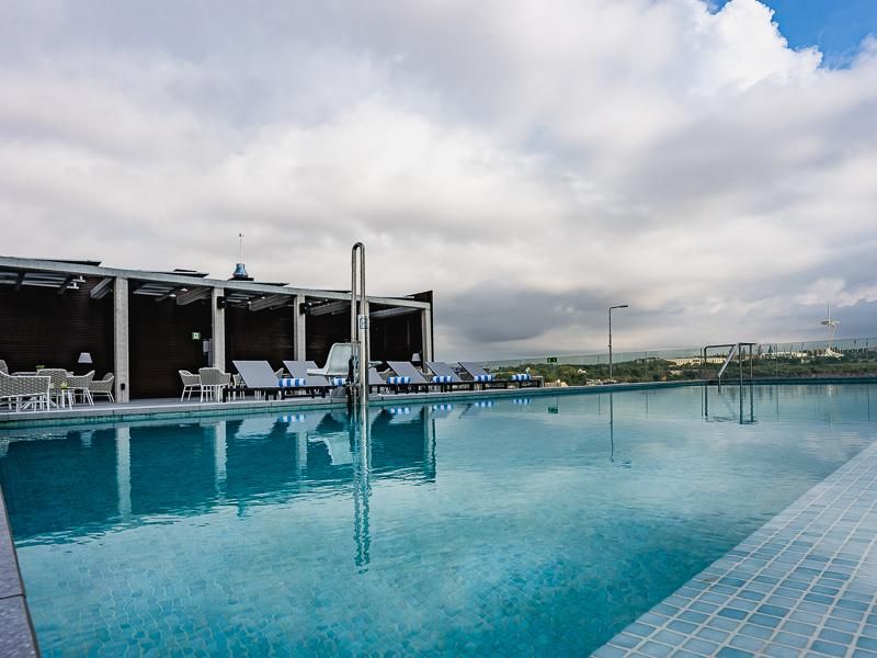 בריכת המלון על הגג