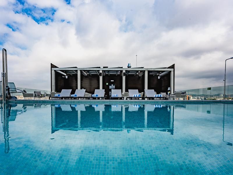 בריכת המלון על הגג