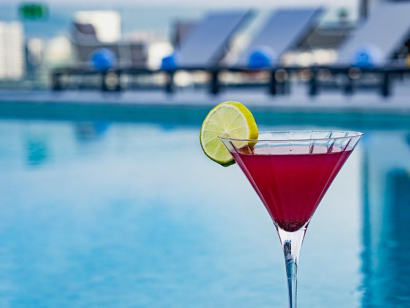 בריכת המלון על הגג