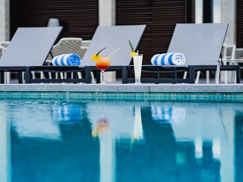 בריכת המלון על הגג