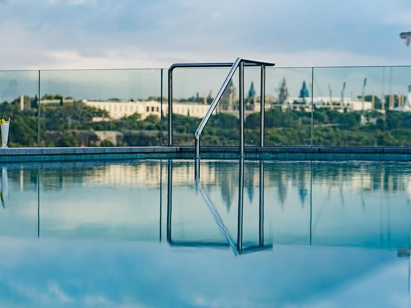 בריכת המלון על הגג