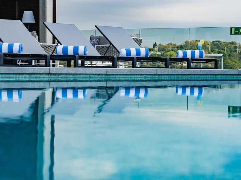 בריכת המלון על הגג