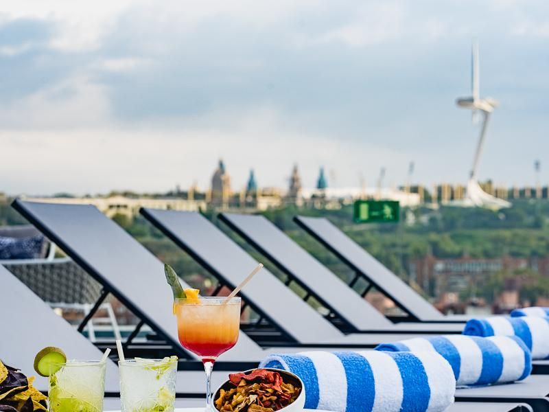 בריכת המלון על הגג